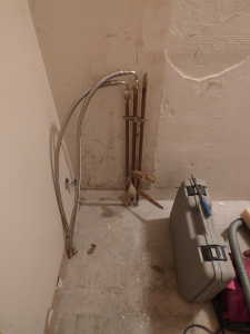 Pose des flexibles inox pour le chauffe-eau.