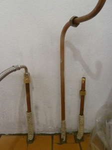 Coupe des tuyaux en cuivre et pose des raccords flexibles.