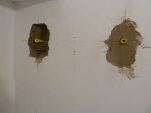 Renforcement de la cloison en brique avec du ciment prompt.