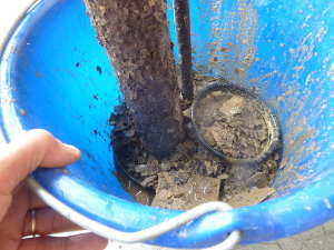 Une fois vidangé, le tartre en fond de cuve.