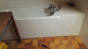 Avant démontage, la façade d'une baignoire en faience.