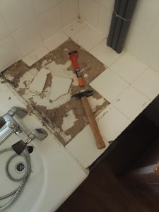 Démontage de la faience en prolongement de la baignoire.