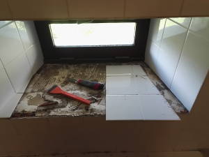 Démontage de la faience, sur le bas de la fenêtre.