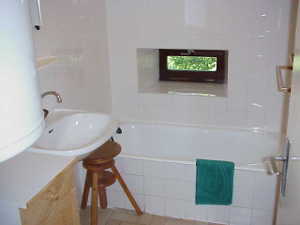 Salle de bains avant travaux. Gite au RDC avec deux chambres.