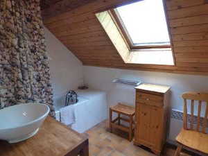 Salle de bains du gite 81105, à l'étage.