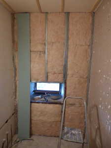 Début de la coupe et pose de la cloison placostil hydro.