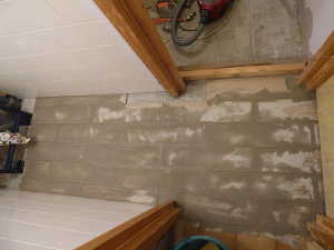 Réalisation des joints du carrelage.