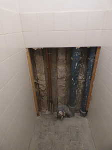 Après démontage des WC, je casse la cloison arrière.