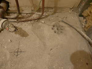 Perçage de la dalle pour la future évacuation du receveur de douche.