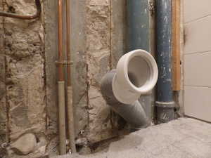 Le raccord d'évacuation excentré.