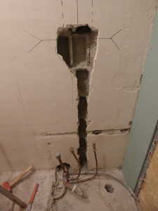 Saignée dans le mur porteur pour les arrivées EC/EF.