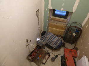 Le plombier me fait les raccordements  eau chaude / froide.