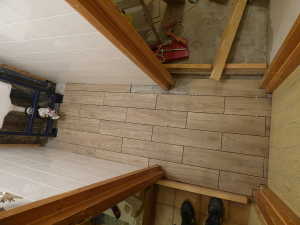 Le carrelage des toilettes & dégagement avant jointoiement.