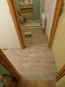 Suite dans la salle de bains.