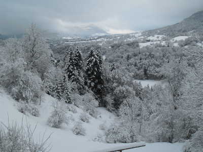 Les Bauges 'derrière' et le col de Leschaux au loin, en hiver, de la terrasse du studio.