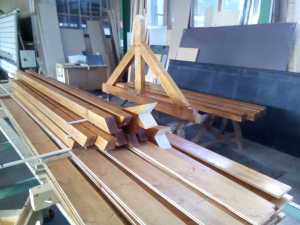 La structure du toit des terrasses lasurée en atelier.