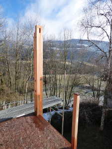 Détail du prolongement à mi-bois des poteaux.