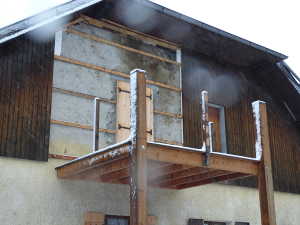 Fin de la préparation sous la neige, les gites attendent le toit !