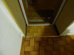 Le carrelage devant la poprte-fenêtre