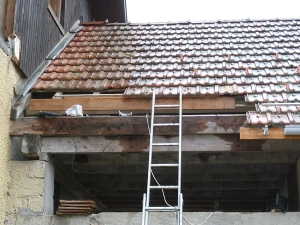 Démontage partiel du toit du garage pour laisser le passage au pilier.