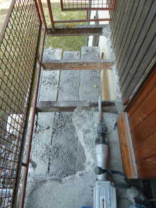 Démolition du balcon de l'étage.