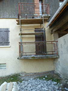 Echaffaudage pour la destruction des balcons.