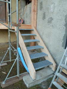 L'escalier d'accès au jardin est posé.