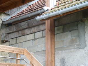 Puis pose de 3 rangées de moellons.