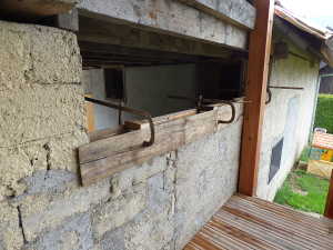 Remise à niveau du mur, au RDC, coté garage.