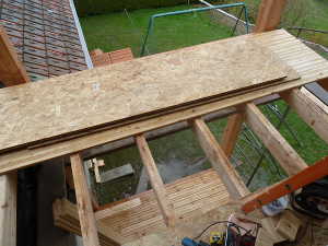 Début de la pose des lames du plancher de l'étage.