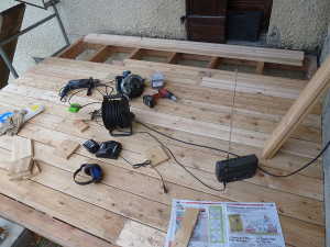 Puis pose du sol de la terrasse du gite du RDC.