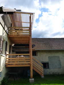 Les terrasses finies, côté ouest des gites.