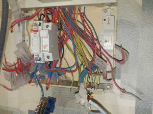 Tableau électrique en cours de réfection.