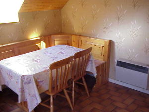 2002, le coin repas du gite 81105 (étage). Tapisserie, radiateur et plinthes d'origine des gites.