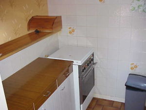 Le coin cuisine du gite 81105 avec meuble en formica et cuisinière (printemps 2002).