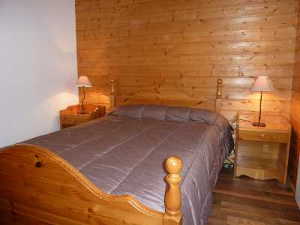 Une des chambres finie, avec sol et murs refaits.