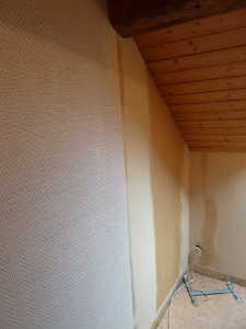 Fibre de verre collée sur le mur détapissé.