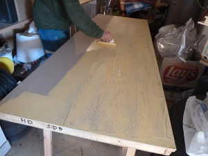 La 3eme couche de peinture. A gauche, juste peint et à droite, une fois passé le berceau à faux bois.