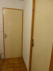 Les portes intérieures des gites avant peinture...