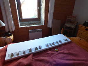 Découpe puis pose des plots de colle sur le polystyrène.