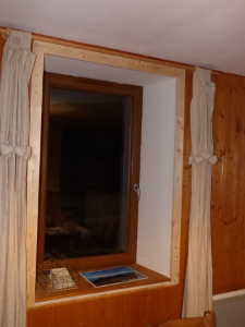 Découpe, ajustement et pose des tasseaux pour raccord entre le lambris existant et l'isolation refaite.