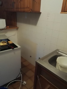 Démontage des meubles de la cuisine.