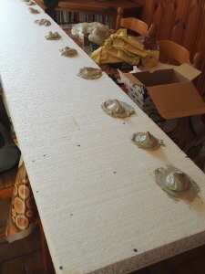 Découpe puis pose des plots de colle sur le polystyrène.