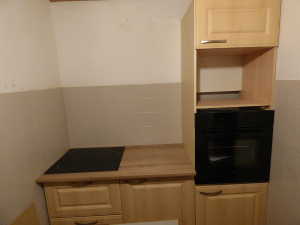 L'électroménager est posé et branchés.