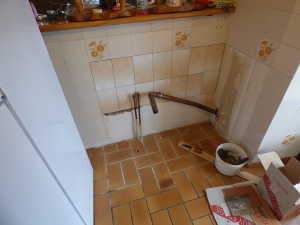 Pose de la faience derrière l'évier.