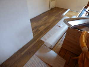 Pose du stratifié dans le coin du lit cosy.