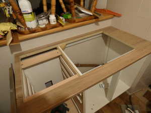 Découpe du plan de travail pour l'évier inox.