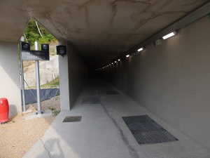 Entrée de tunnel cycliste et de secours sous la montagne du Chat.