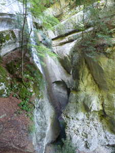 La cascade principale d'Angon, avec plus de recul.