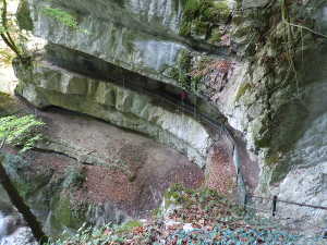 Le sentier creusé entre les 2 cascades d'Angon.